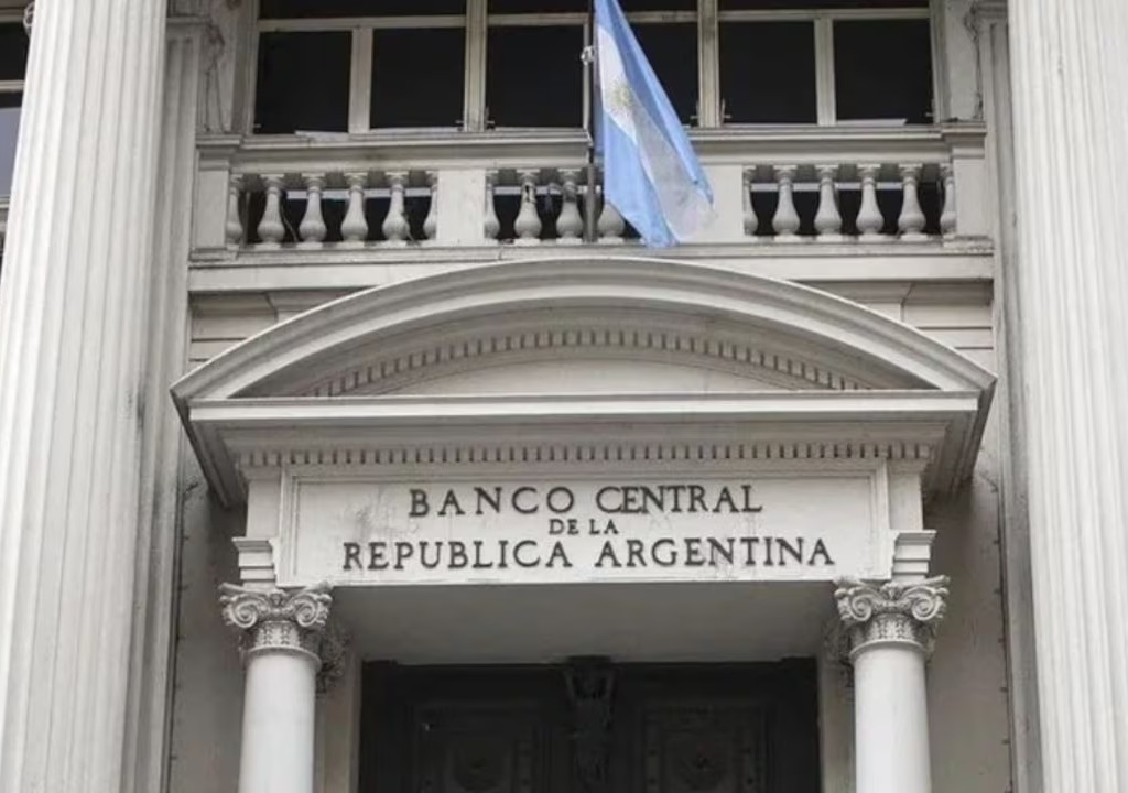 El Banco Central bloquea el "rulo" del dólar: quienes compren oficial no podrán operar MEP